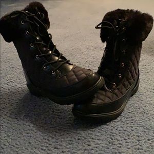 All black gold string holes. Fur top snow boot.